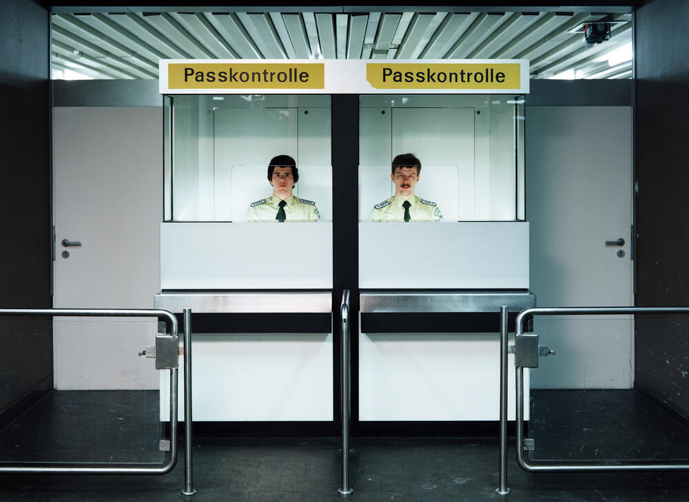 Andreas Gursky - Desk Attendants, Passport Control