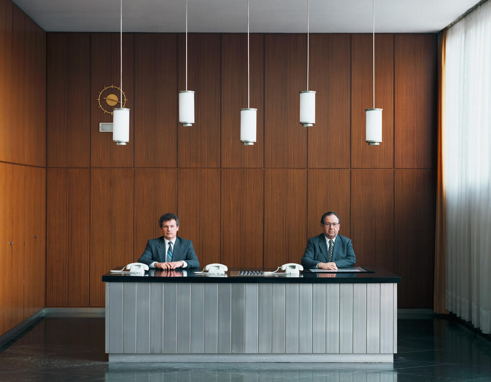 Andreas Gursky - Desk Attendants, Spaeter, Duisburg