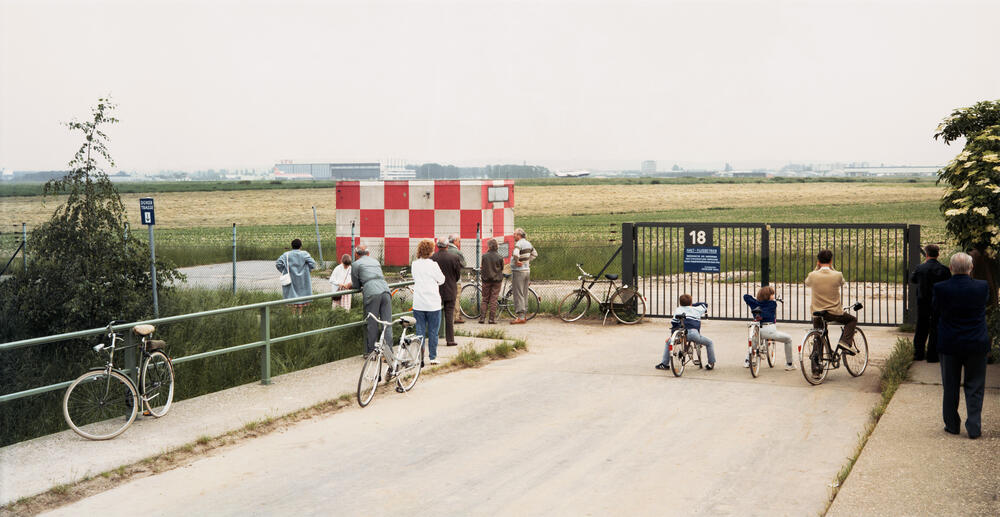 Andreas Gursky - Düsseldorf Airport, Sunday Walkers