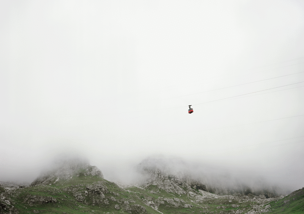 Andreas Gursky - Dolomiten, Seilbahn II (Dolomites, Cable Car II)